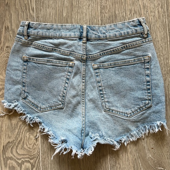 Zara denim shorts. Size 6 - Picture 3 of 3
